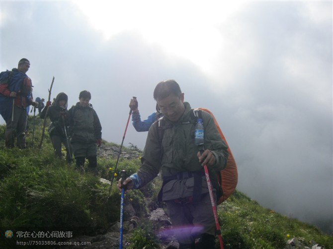 背着云层下山.jpg