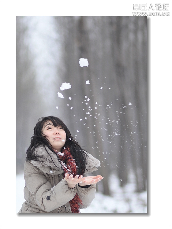 捧起手中雪花的女孩