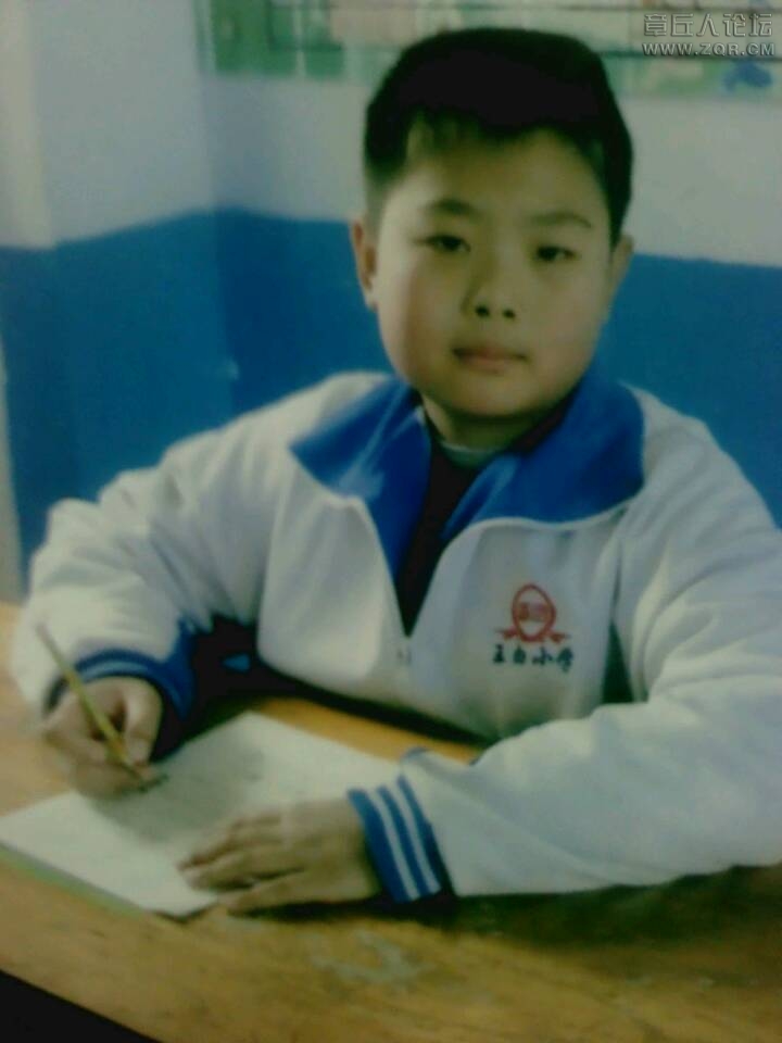 孩子在教室里，跟健康的孩子一样，他喜欢校园，喜欢他的小天地。让我们带孩子回到本该属于他的童年吧！