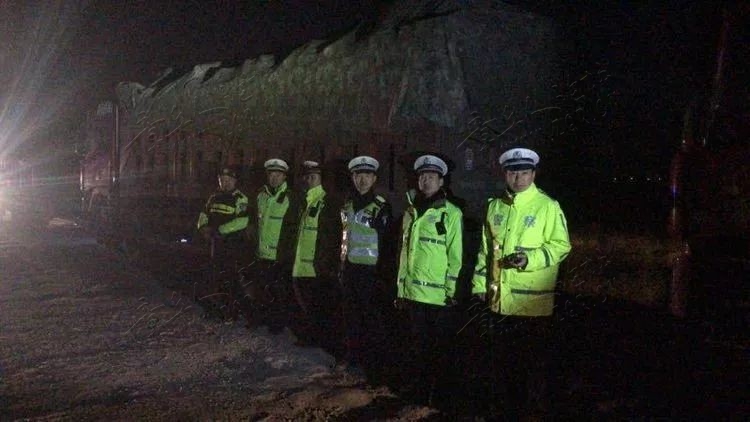 一夜查获违法大货车72辆！章丘交警24小时守护平安-1.jpg