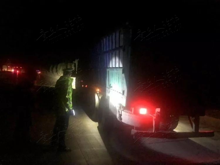 一夜查获违法大货车72辆！章丘交警24小时守护平安-4.jpg