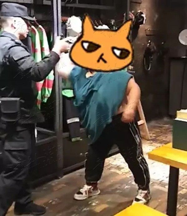 女子商场内当众半裸试穿拒不付款 特警使出催泪弹-2.jpeg