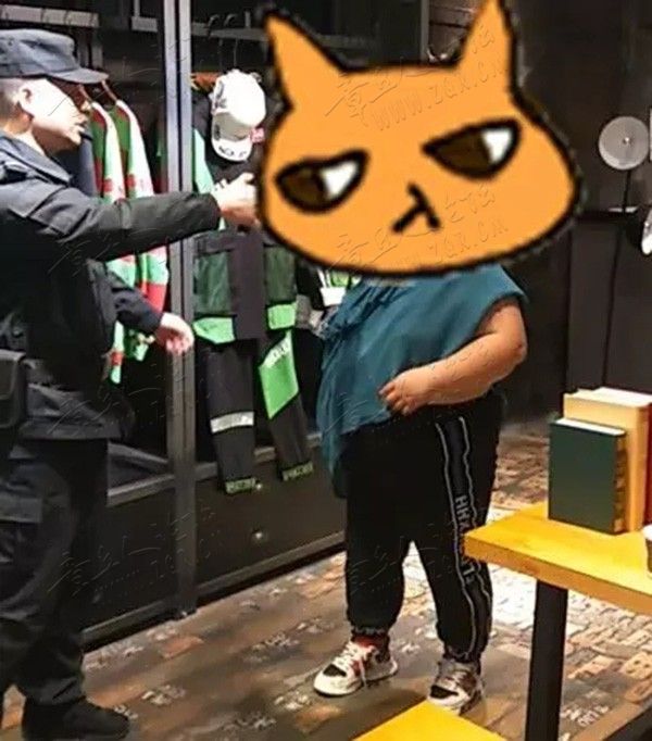 女子商场内当众半裸试穿拒不付款 特警使出催泪弹-3.jpeg