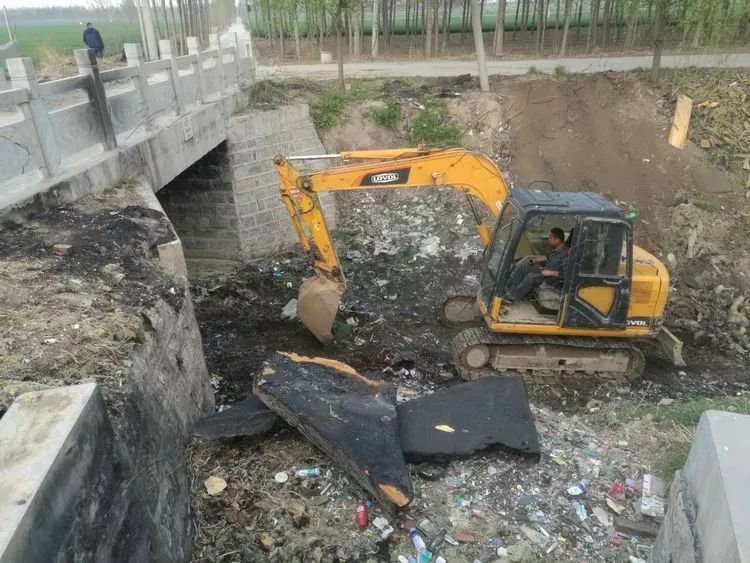 迅速行动，白云湖街道彻底清理整顿河道污染-2.jpg