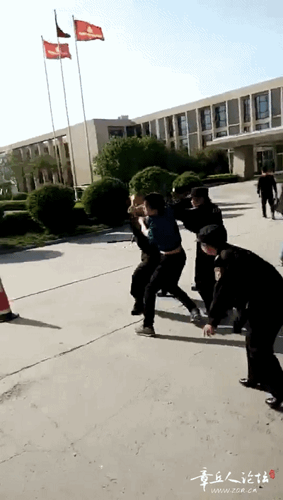章丘重汽轻卡部保安与员工打起来了-1.jpg
