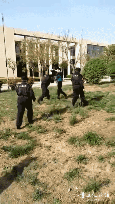 章丘重汽轻卡部保安与员工打起来了-3.jpg