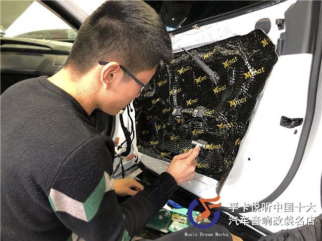 今天到店进行隔音的车型是—捷豹，咱们先不来说这款车子有多受欢 ...-10.jpg