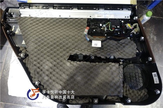 今天到店进行隔音的车型是—捷豹，咱们先不来说这款车子有多受欢 ...-14.jpg