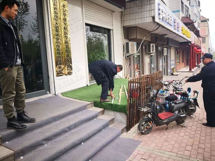 “文明劝导+联合执法”，章丘治理商户店外经营-4.jpg