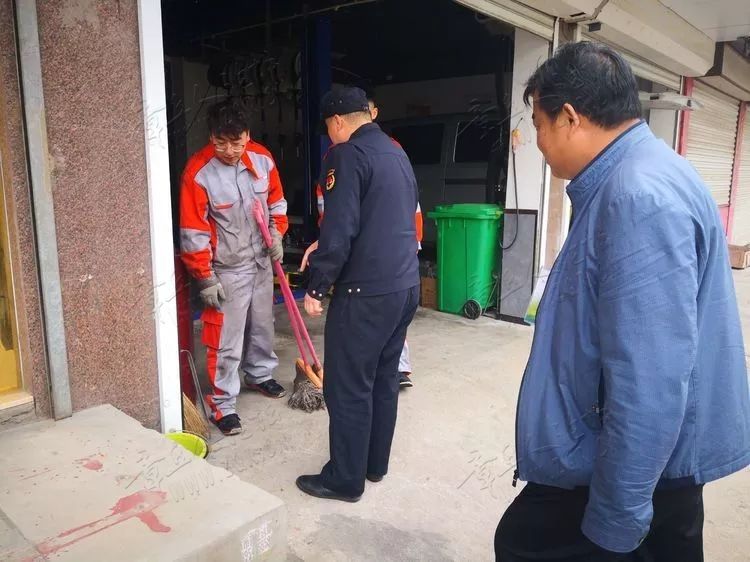 “文明劝导+联合执法”，章丘治理商户店外经营-2.jpg