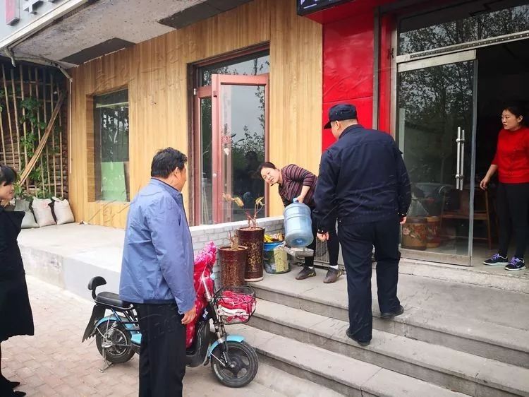 “文明劝导+联合执法”，章丘治理商户店外经营-5.jpg