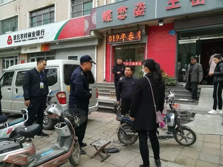 “文明劝导+联合执法”，章丘治理商户店外经营-8.jpg
