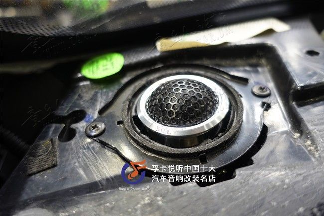 有美国风格外形的道奇酷威非常的富有特点，空间很大，看起来很舒 ...-3.jpg