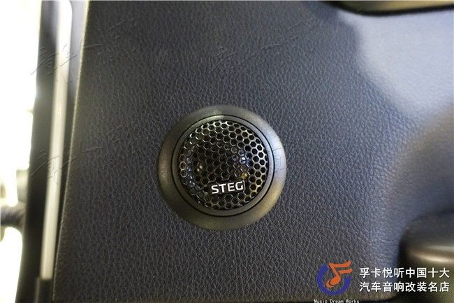 有美国风格外形的道奇酷威非常的富有特点，空间很大，看起来很舒 ...-8.jpg