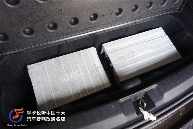 有美国风格外形的道奇酷威非常的富有特点，空间很大，看起来很舒 ...-13.jpg