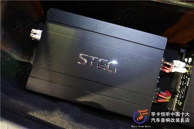 有美国风格外形的道奇酷威非常的富有特点，空间很大，看起来很舒 ...-15.jpg