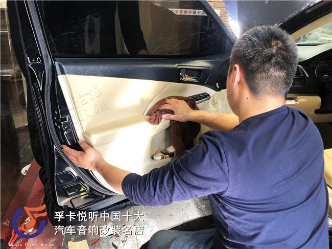 一套好的音响系统能旅途变得更加愉快，丰田凯美瑞原车音响材质简 ...-10.jpg