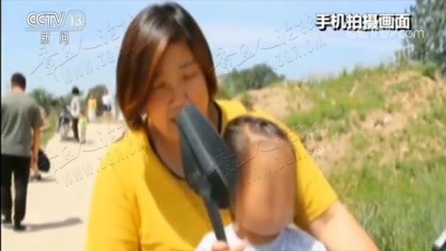 这种“好奇心”要不得!母亲凑热闹围观救援现场 孩子意外坠河-1.jpg