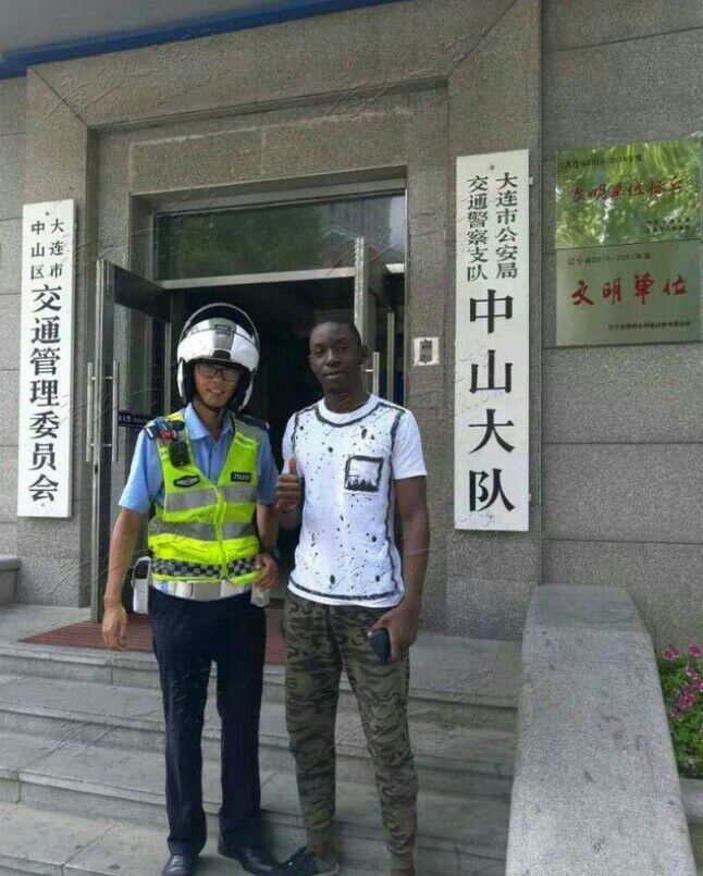 外国人手机丢了，大连民警帮忙找回来还给充了话费-1.jpg