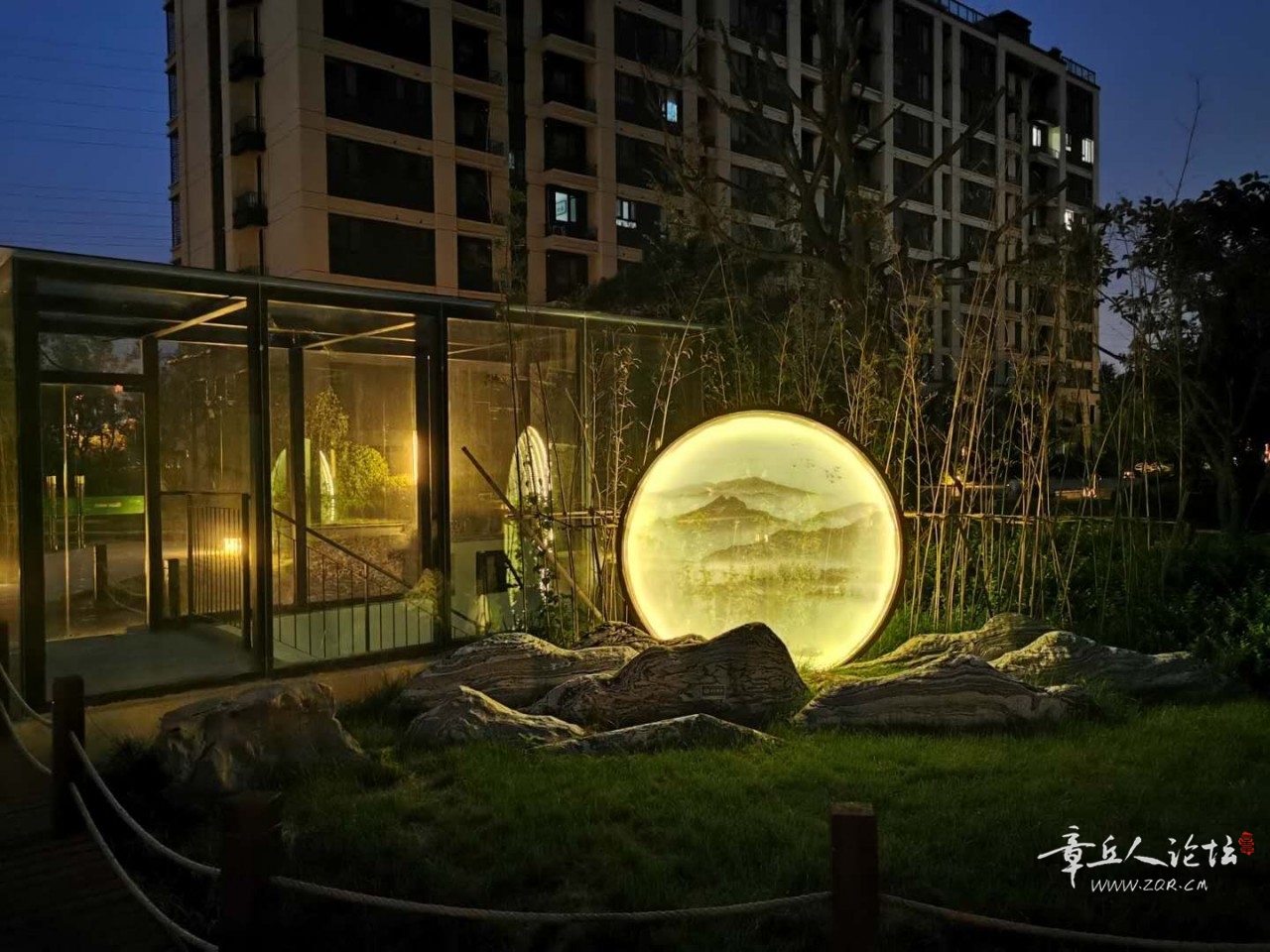 小区夜景月.jpg