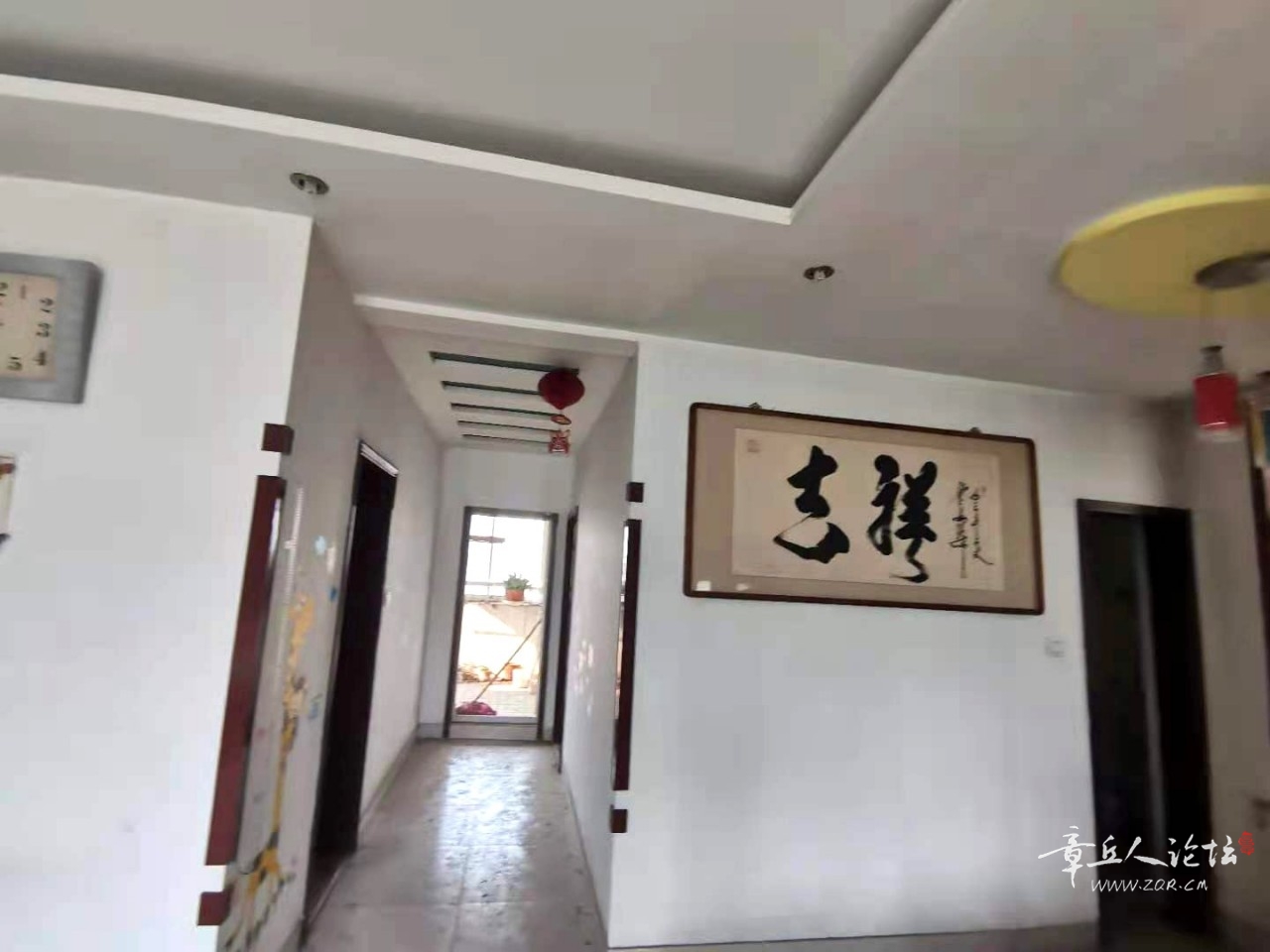 客厅通阳台，两侧卧室